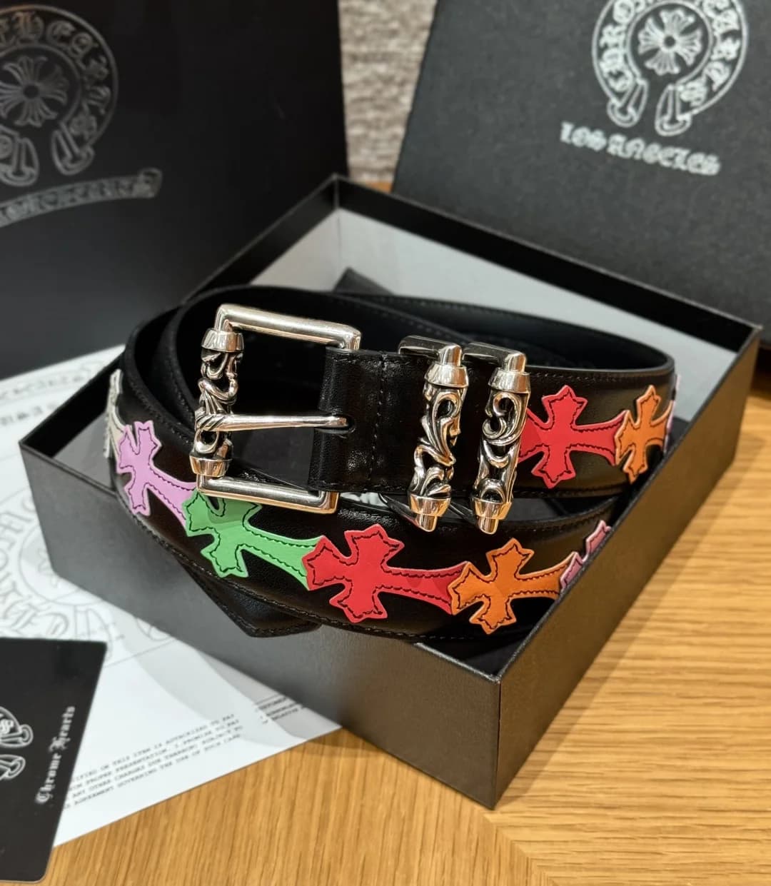 Черный кожаный ремень Chrome Hearts с разноцветными нашивками крестами в фирменной коробке