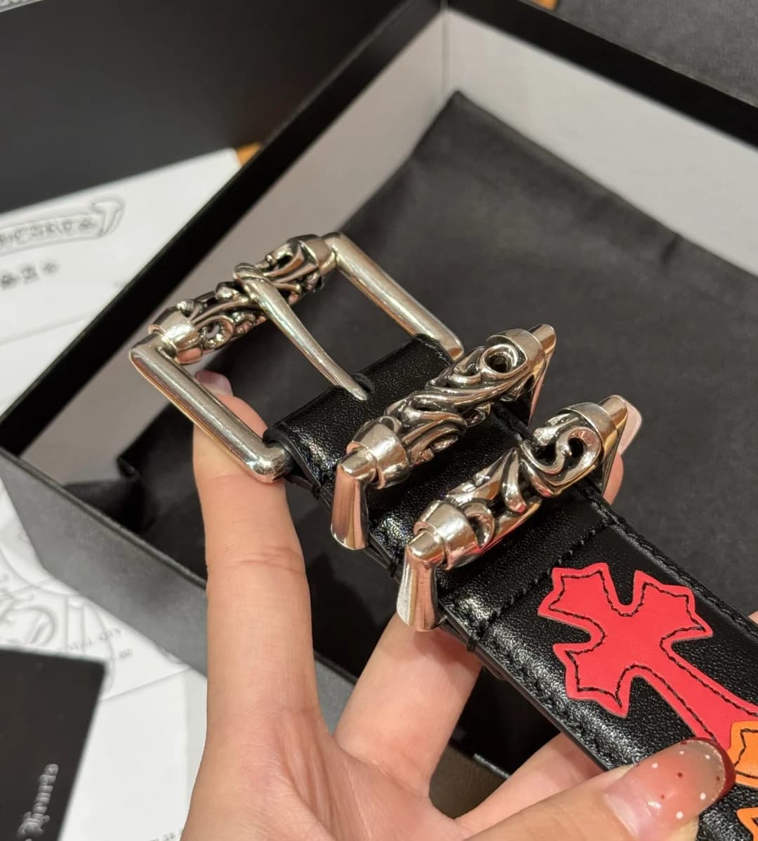 Крупный план серебряной пряжки и декоративных шлевок ремня Chrome Hearts