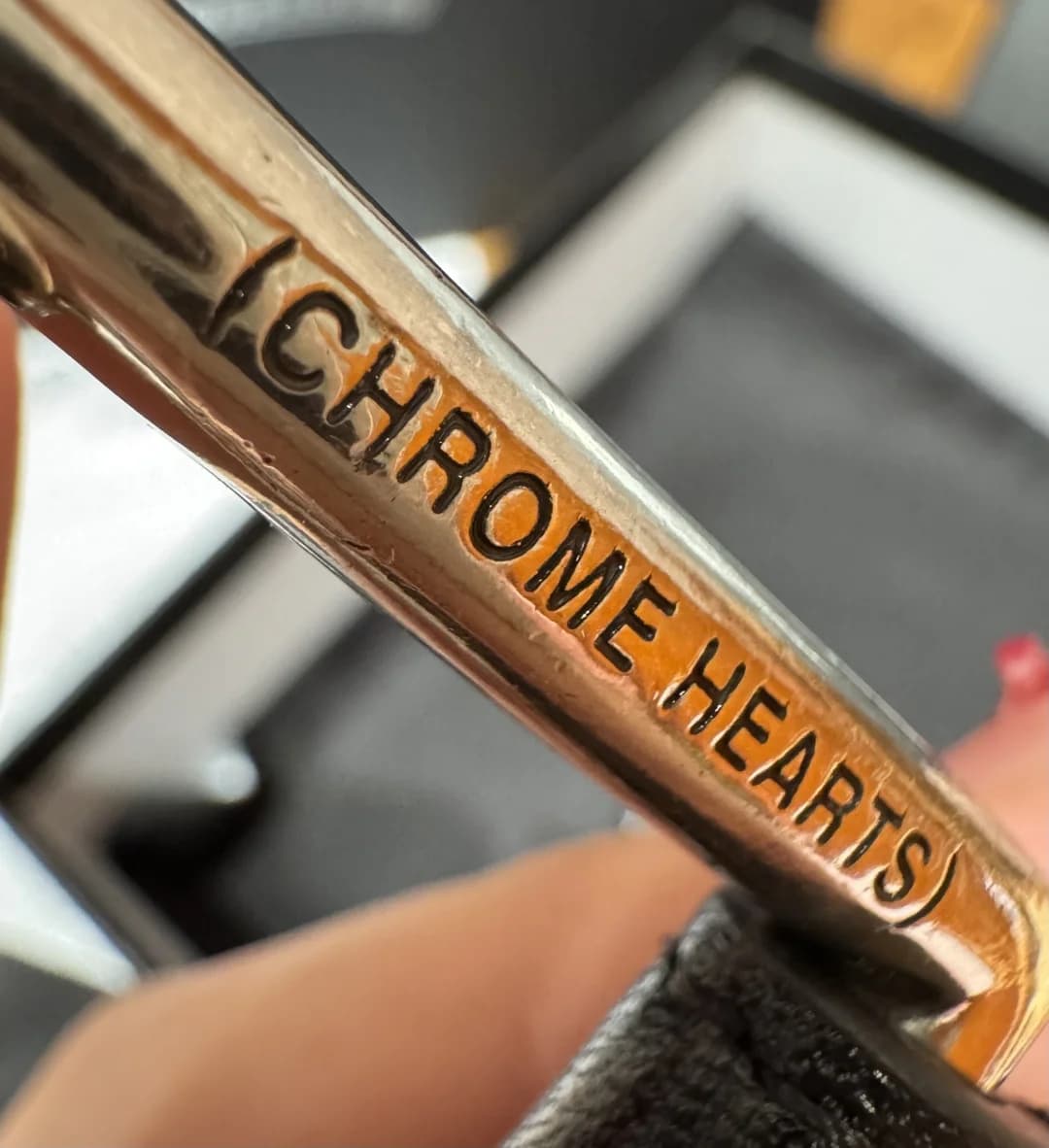 Гравировка CHROME HEARTS на серебряной пряжке ремня