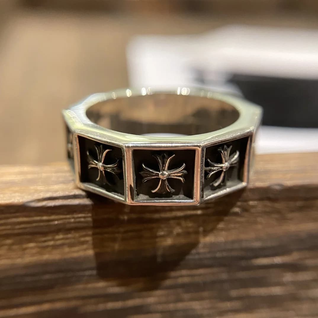 Крупный план серебряного кольца Chrome Hearts CH Deco с рельефными крестами