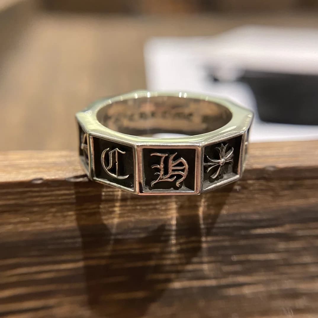 Боковая грань кольца Chrome Hearts с готической монограммой CH и чернением