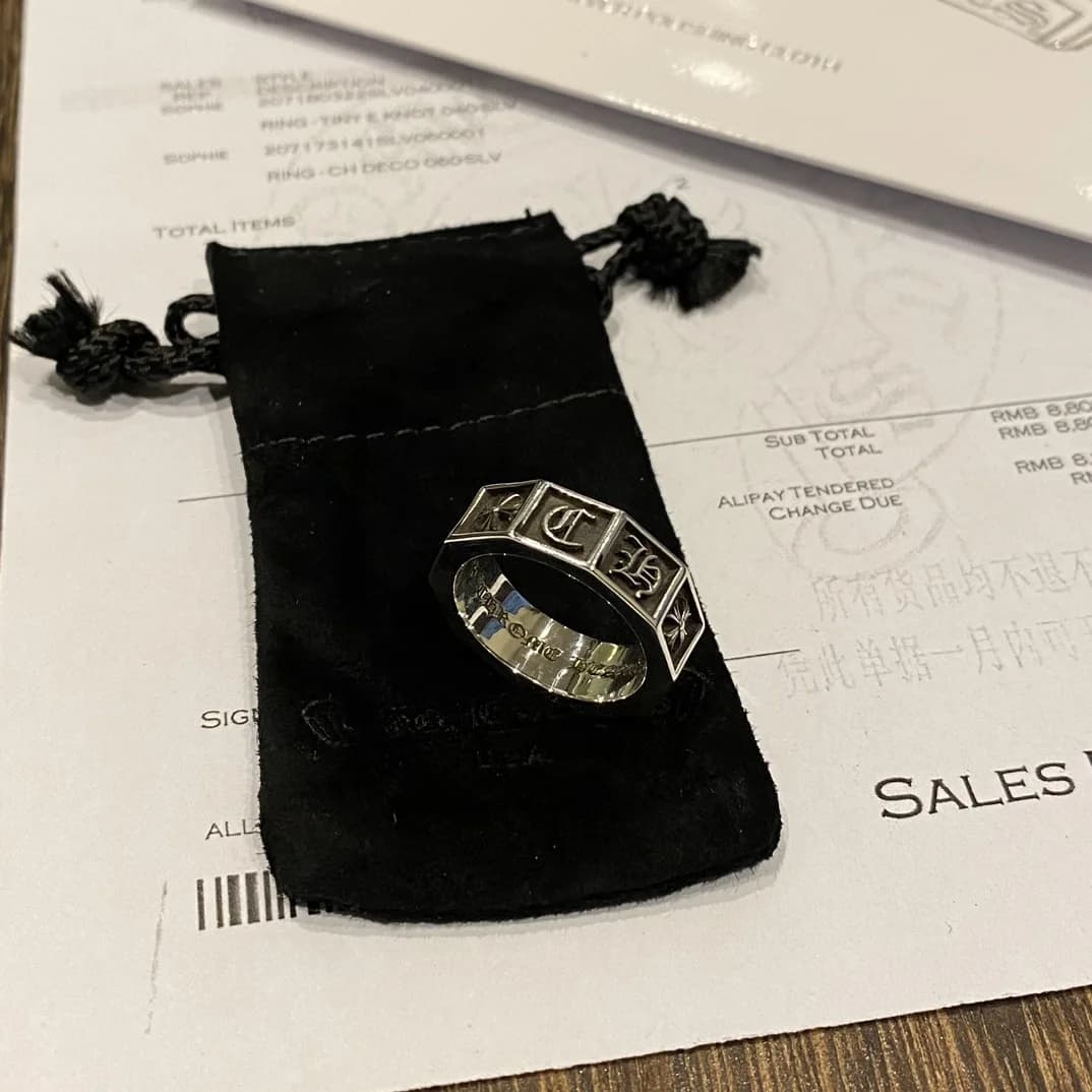 Вид сверху на кольцо Chrome Hearts CH Deco и комплектные документы