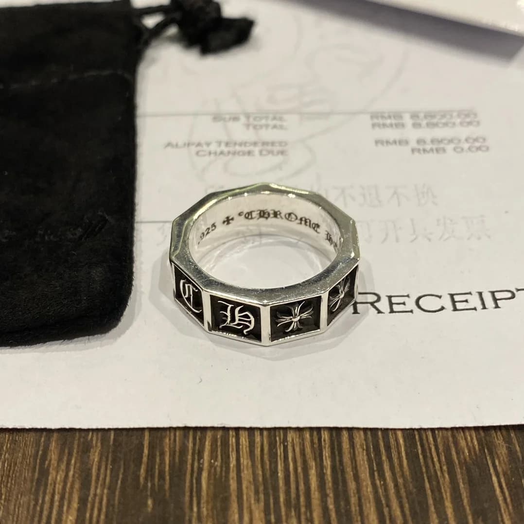 Крупный план кольца Chrome Hearts CH Deco рядом с чехлом