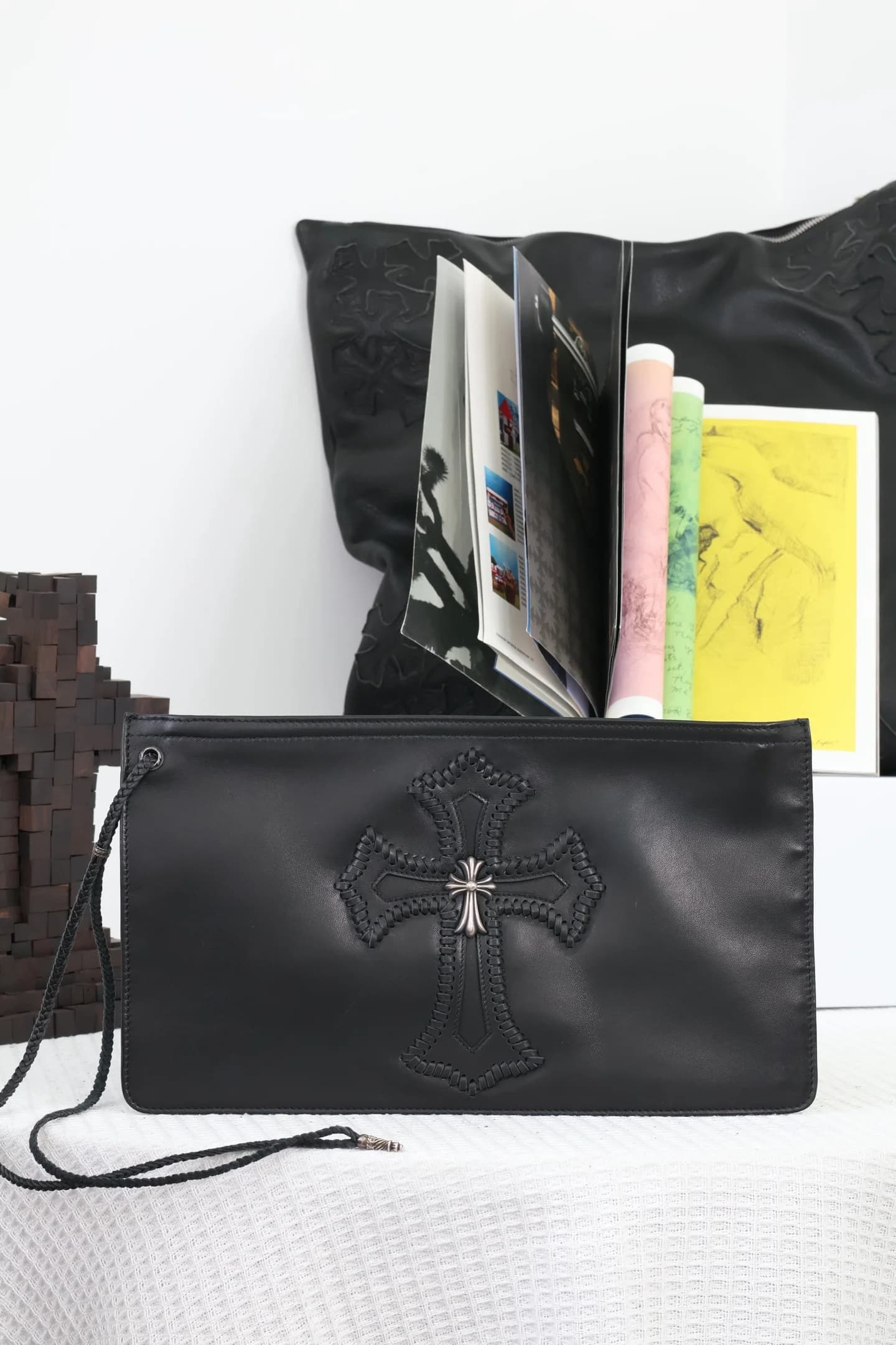 Чёрный кожаный клатч Chrome Hearts с крестом, фронтальный вид