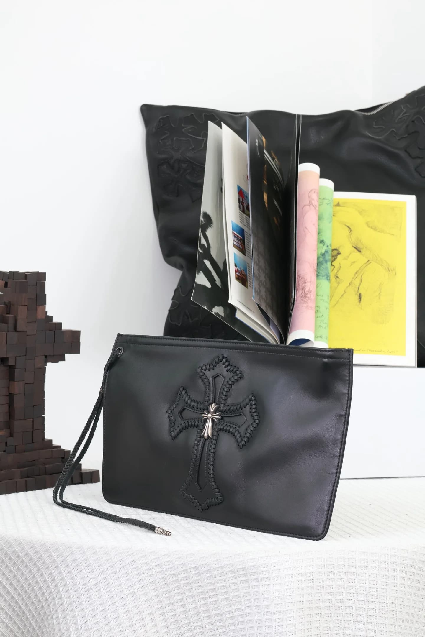 Кожаный клатч Chrome Hearts в ракурсе три четверти