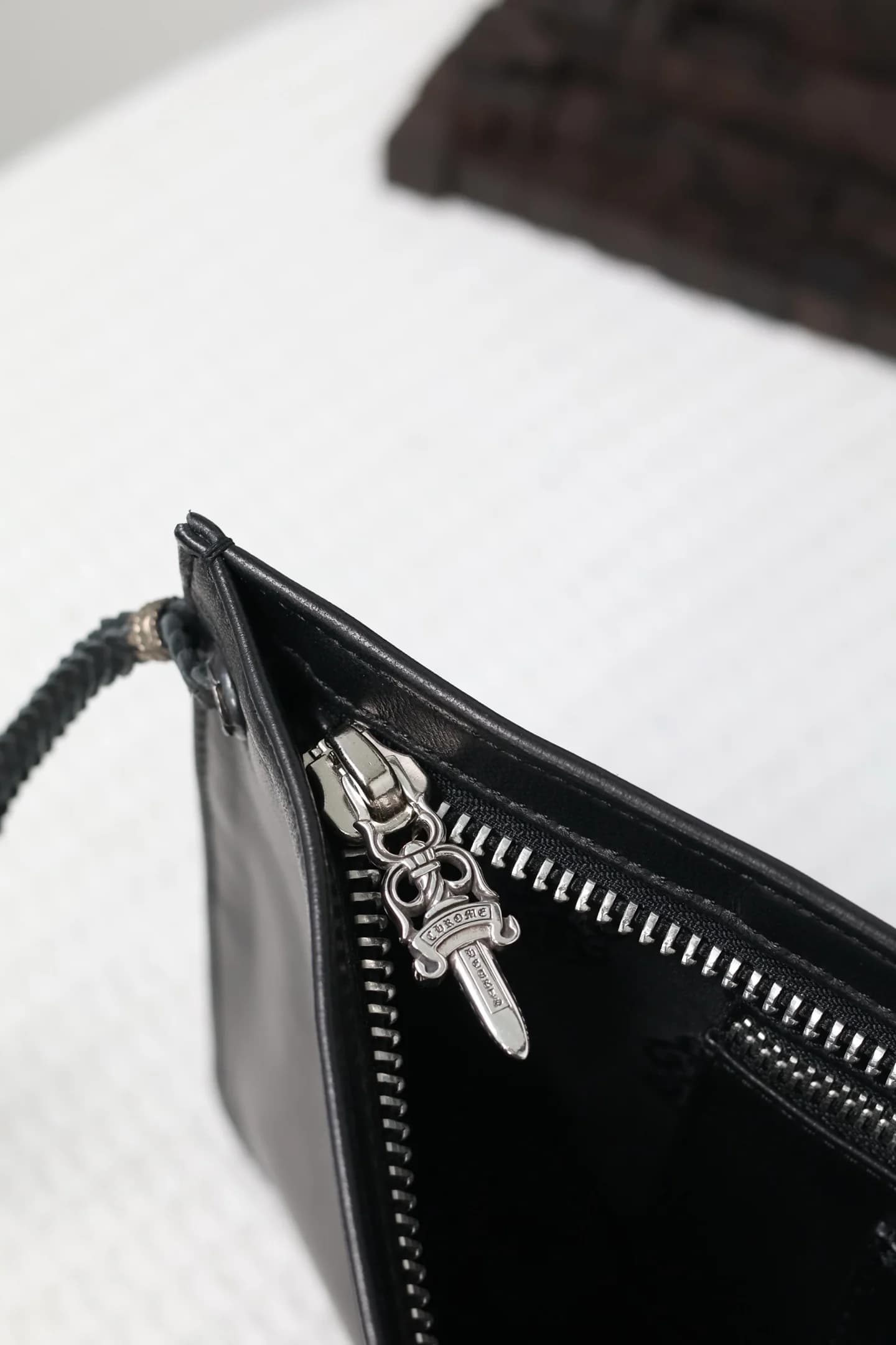 Серебряный бегунок в виде кинжала Dagger на молнии клатча