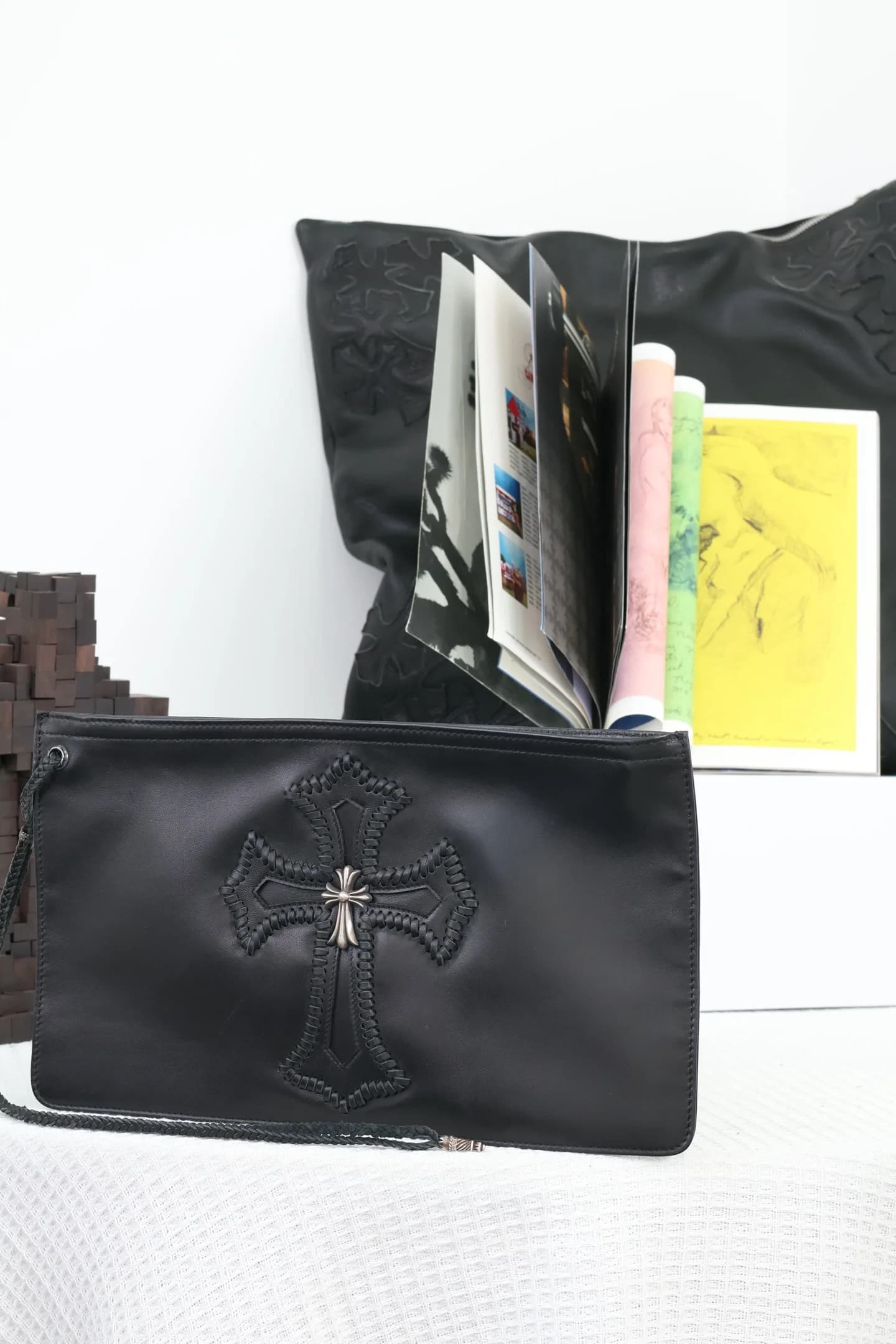 Общий план чёрного клатча Chrome Hearts на светлом фоне