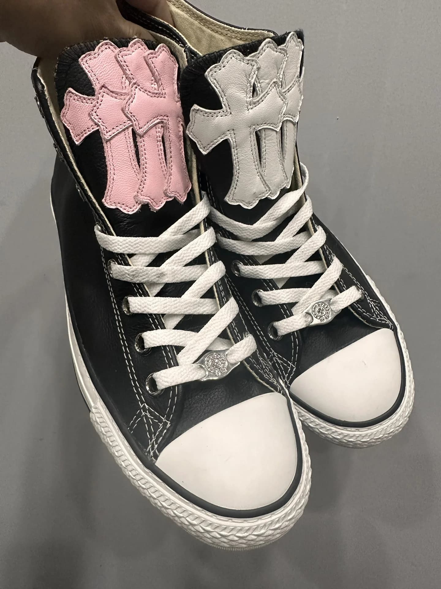 Высокие черные кожаные кеды Chrome Hearts x Converse Chuck Taylor All Star с разноцветными крестами на язычках