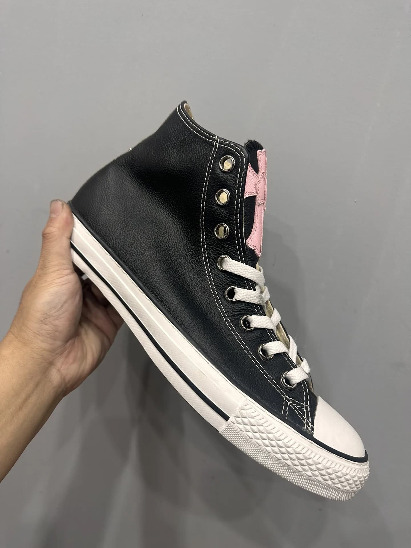 Вид сбоку на кожаные кеды Chrome Hearts x Converse Chuck Taylor All Star