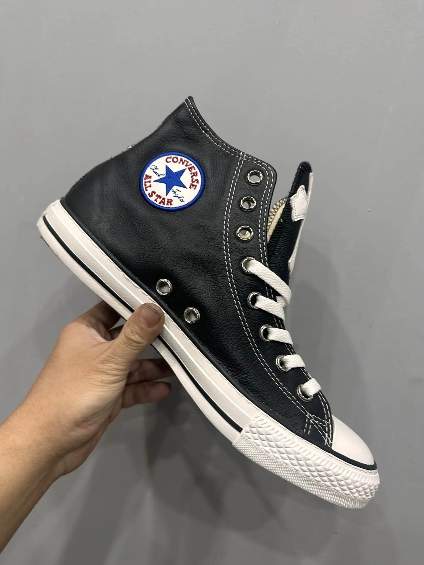 Вид сбоку с логотипом Converse All Star на кедах Chrome Hearts x Converse