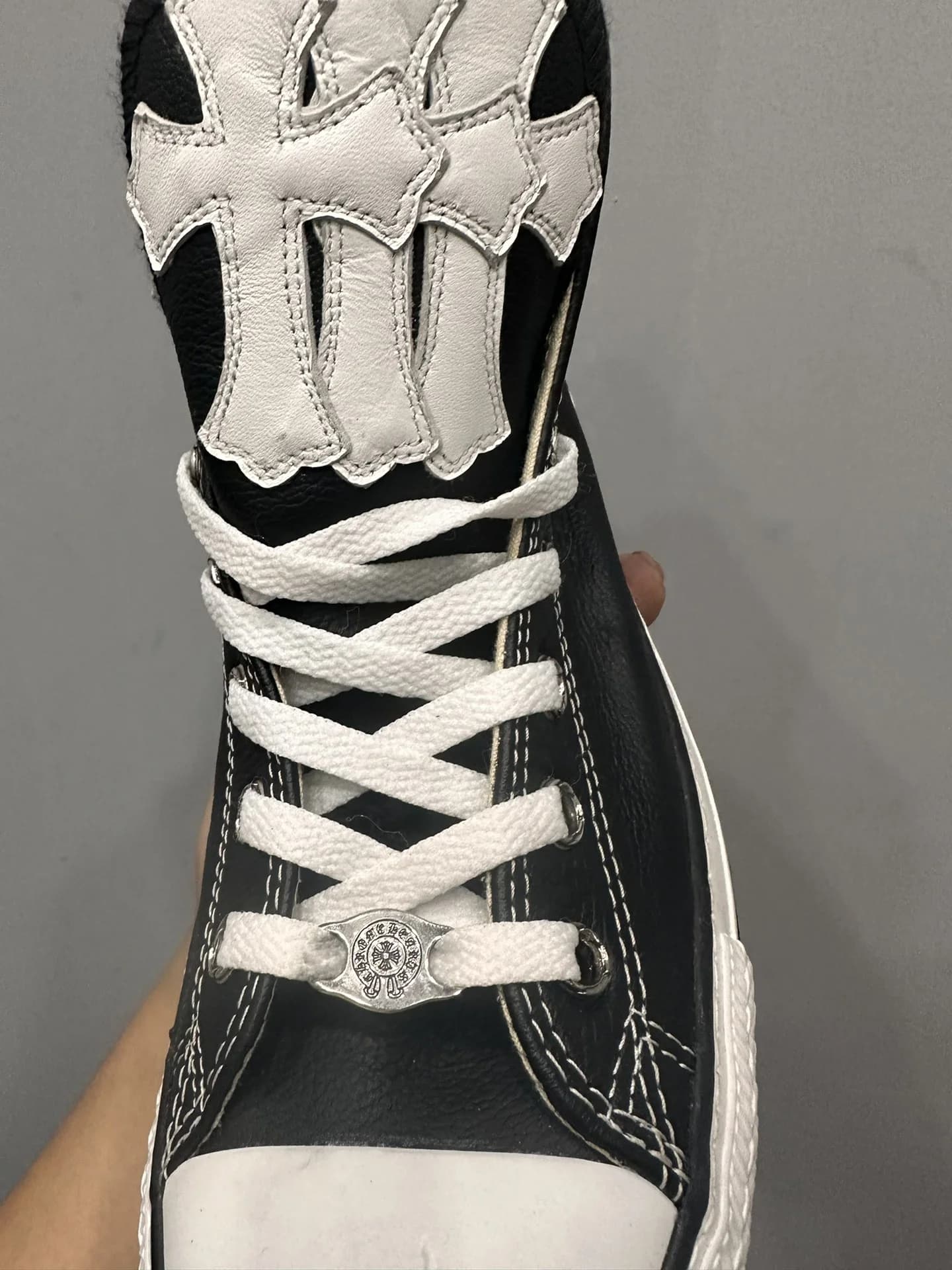 Шнуровка и серебряное дюбре на кедах Chrome Hearts x Converse