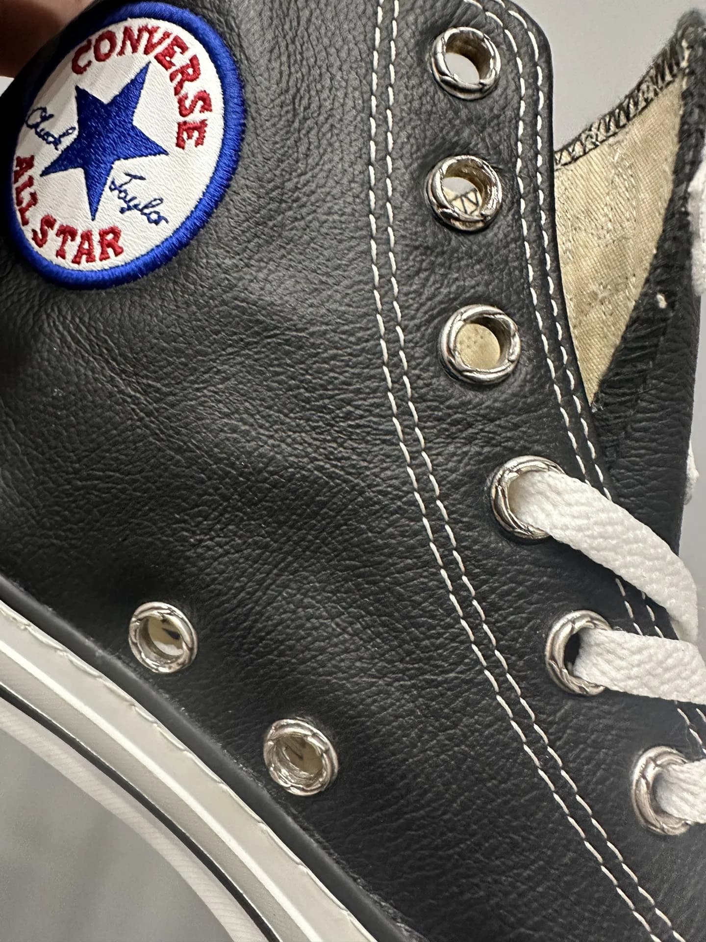Деталь люверсов и логотипа Converse All Star