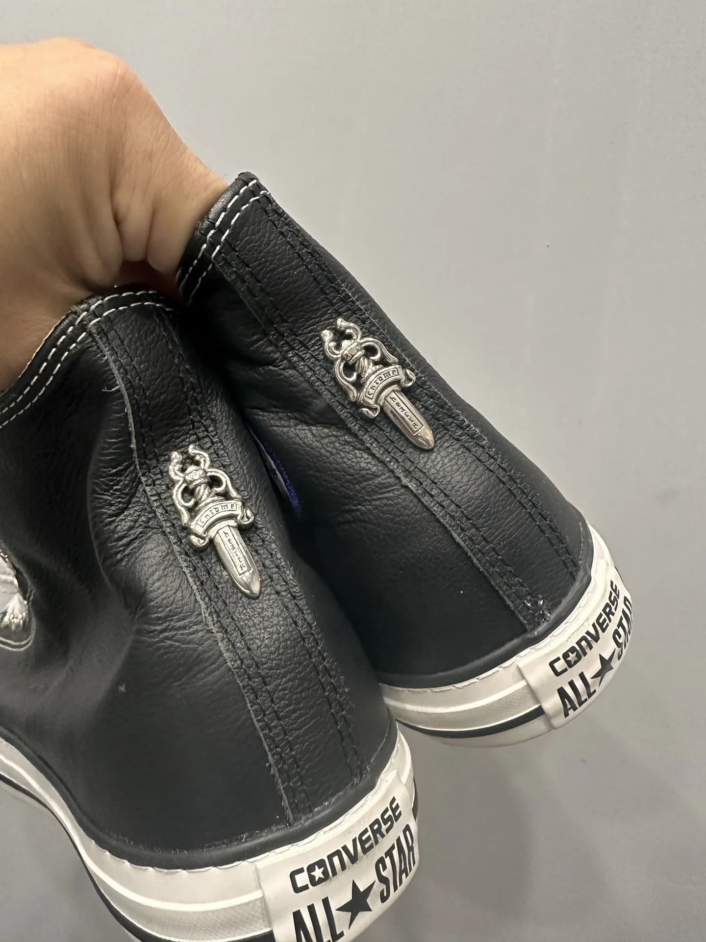 Задники кед Chrome Hearts x Converse с серебряными кинжалами