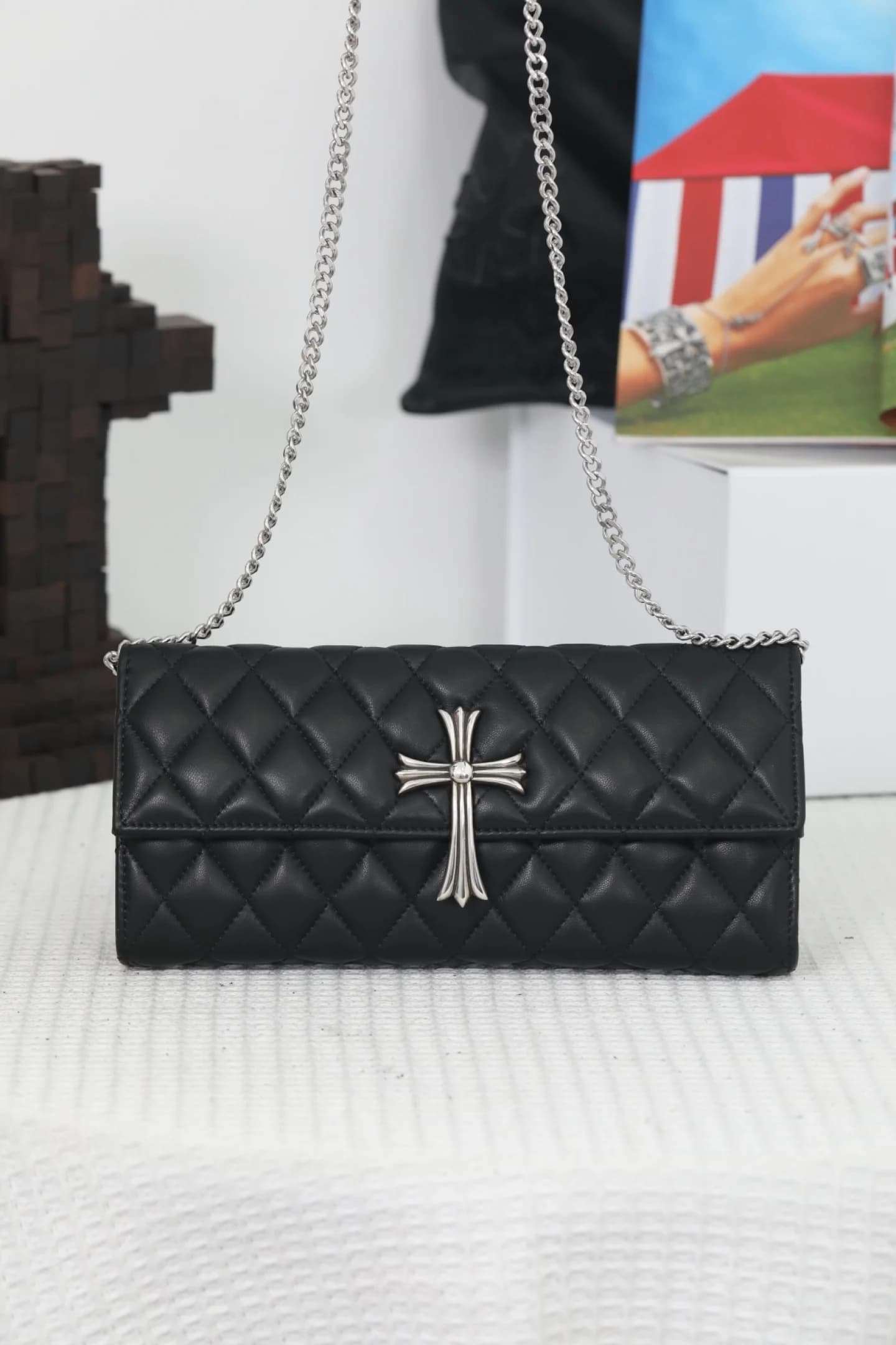 Черный стеганый кожаный клатч Chrome Hearts с крестом на цепочке, вид спереди