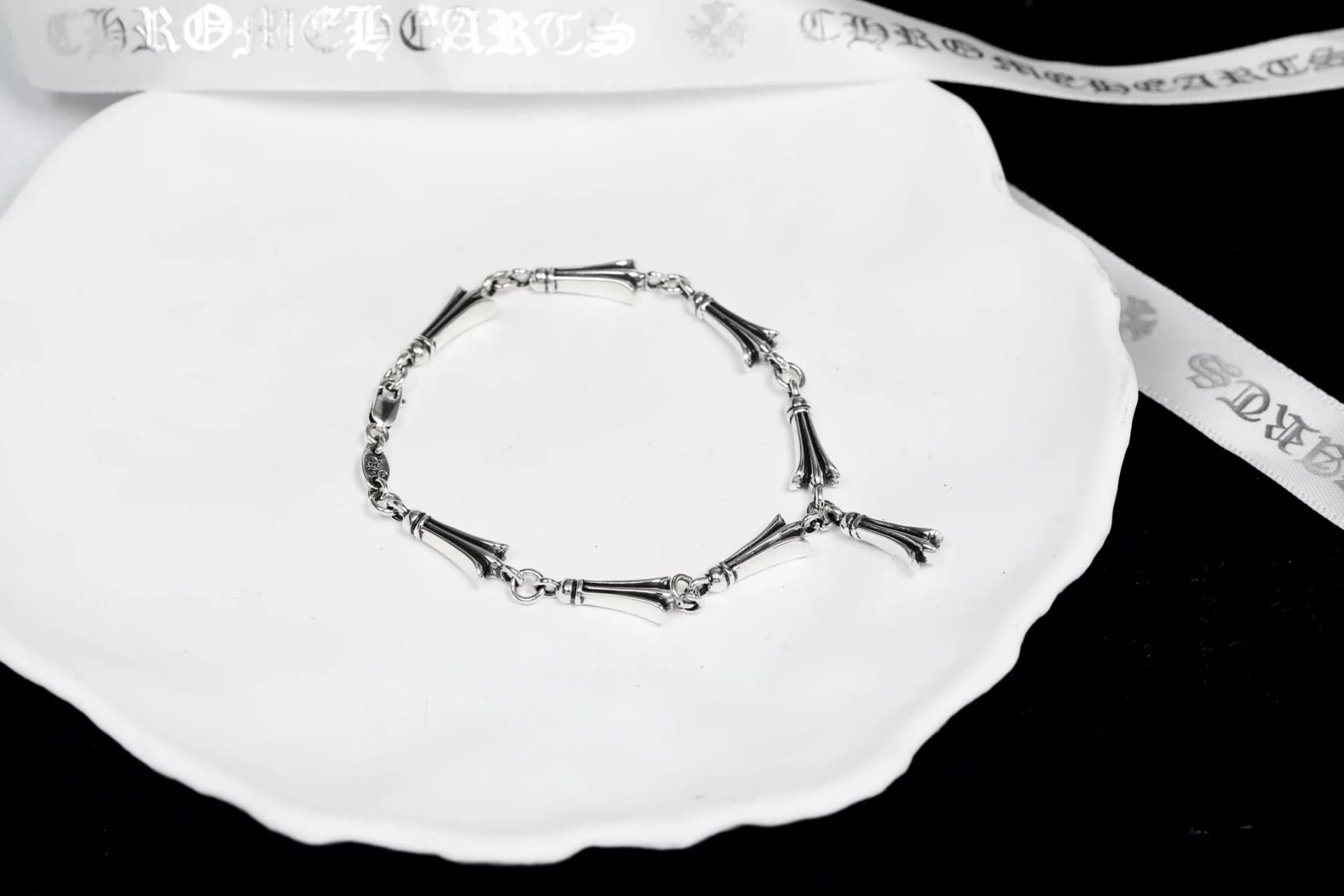 Серебряный браслет-цепь Chrome Hearts на белой тарелке