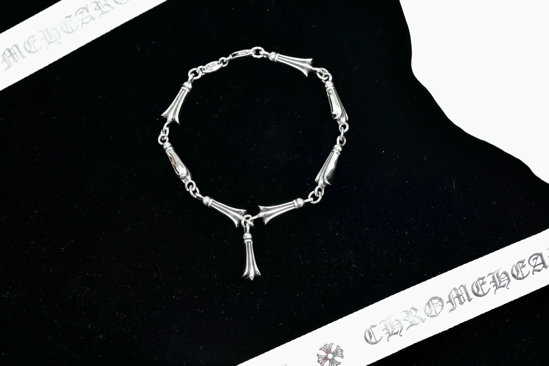 Браслет Chrome Hearts из серебра 925 пробы на черном фоне