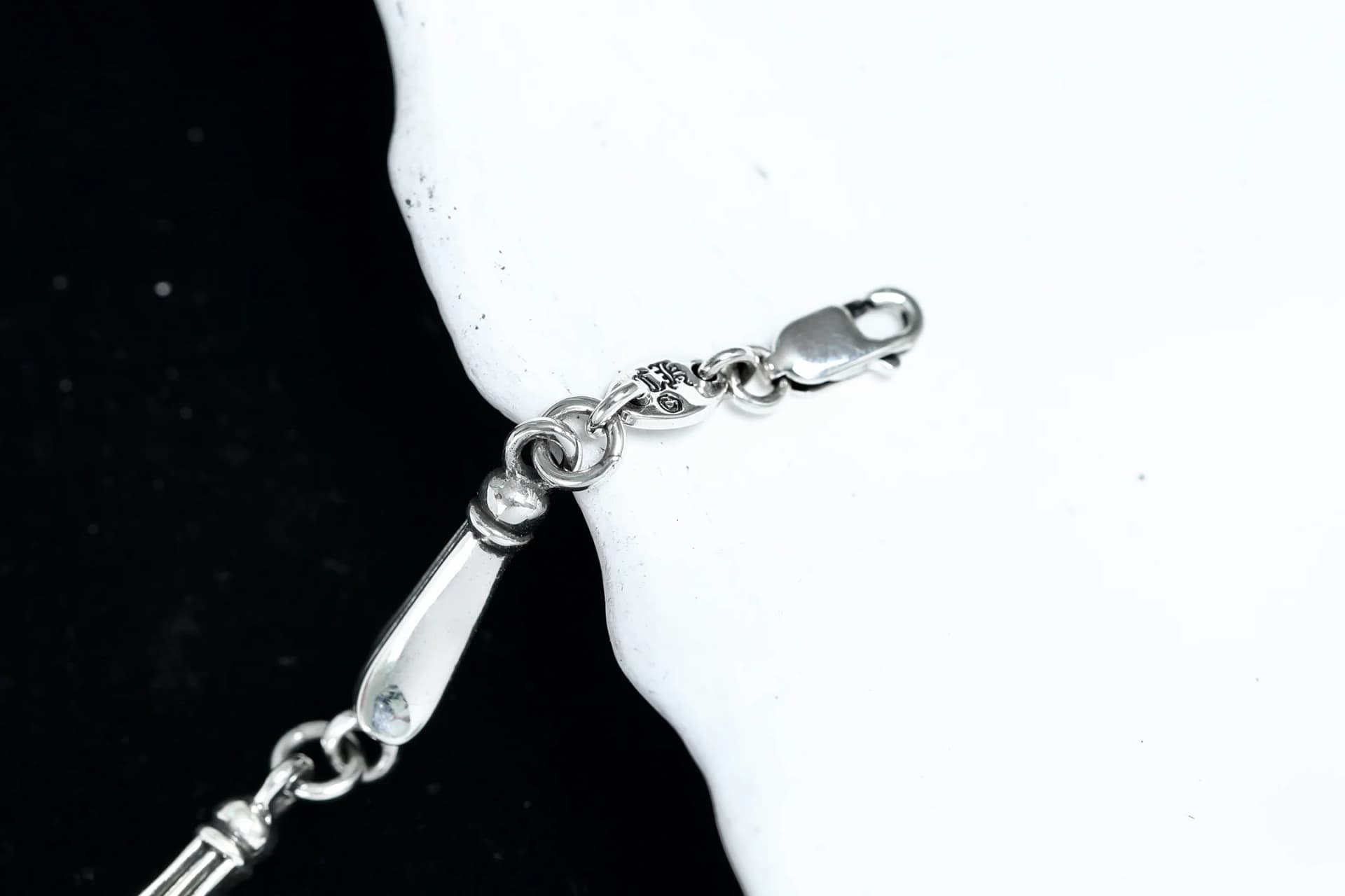 Крупный план замка-карабина с гравировкой Chrome Hearts