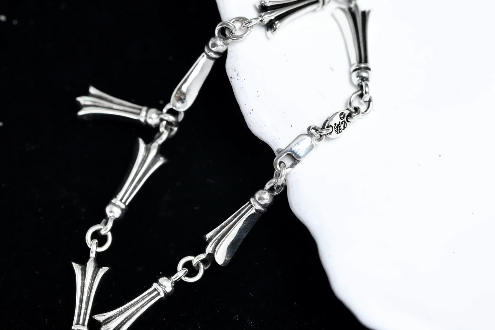 Фактура звеньев и соединений серебряного браслета Chrome Hearts