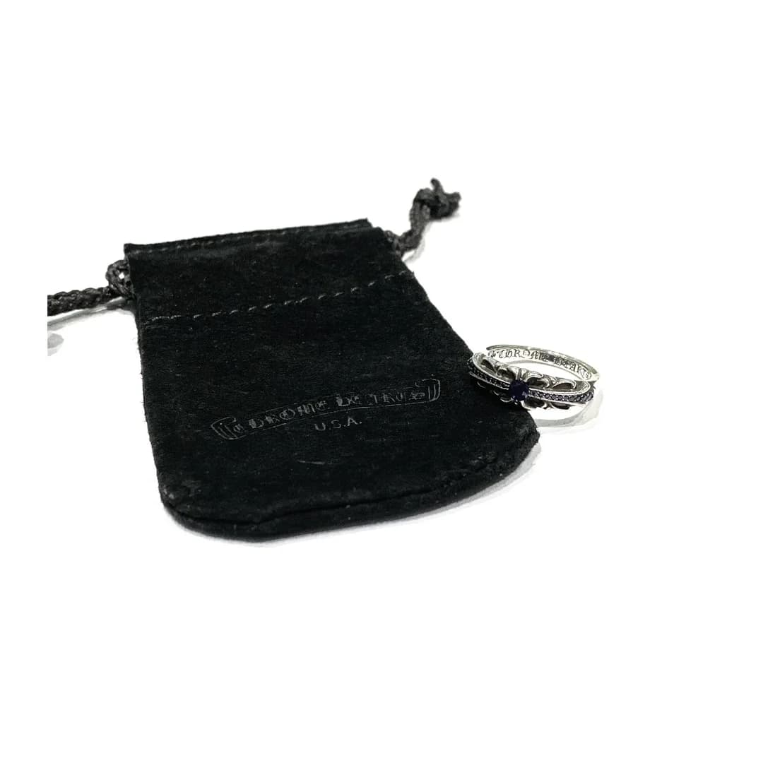 Кольцо Chrome Hearts Baby Floral рядом с замшевым чехлом на белом фоне