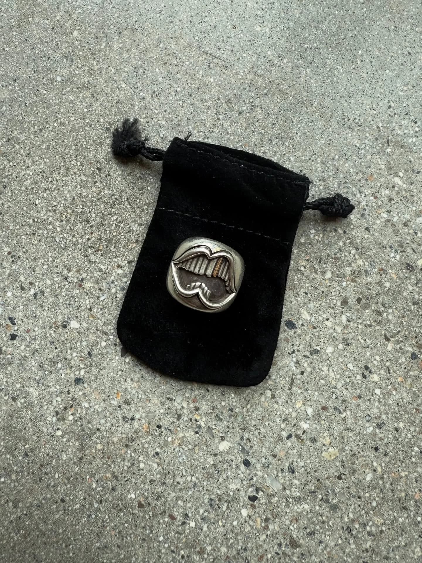 Серебряное кольцо Chrome Hearts Matty Boy Chomper на фирменном черном чехле