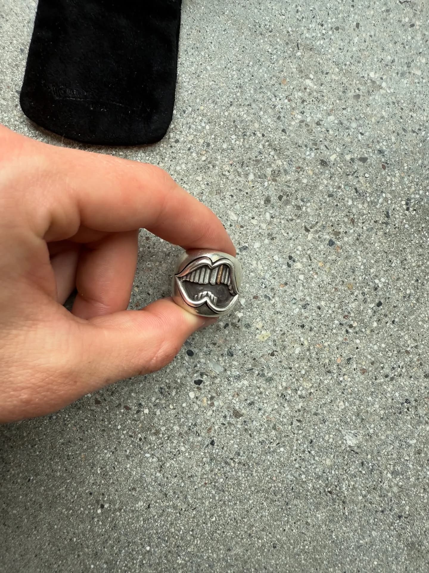 Кольцо Chrome Hearts Matty Boy Chomper из серебра в руке, вид спереди