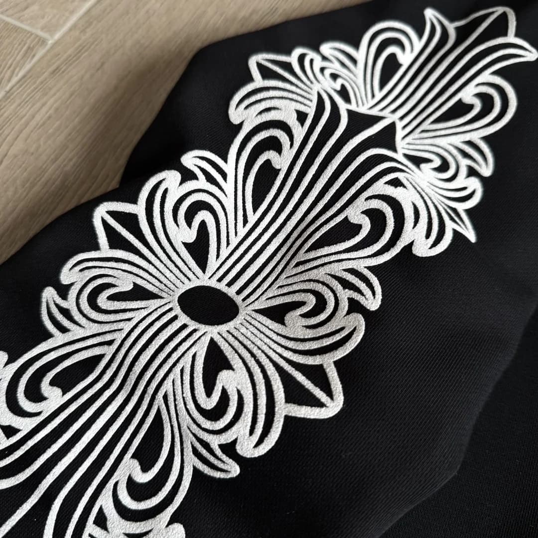Белый готический принт на рукаве черного зип-худи Chrome Hearts