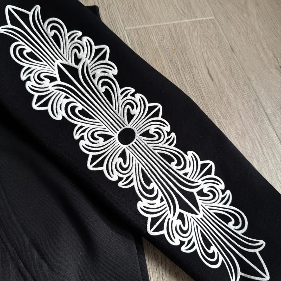 Принт на рукаве черного зип-худи Chrome Hearts крупным планом