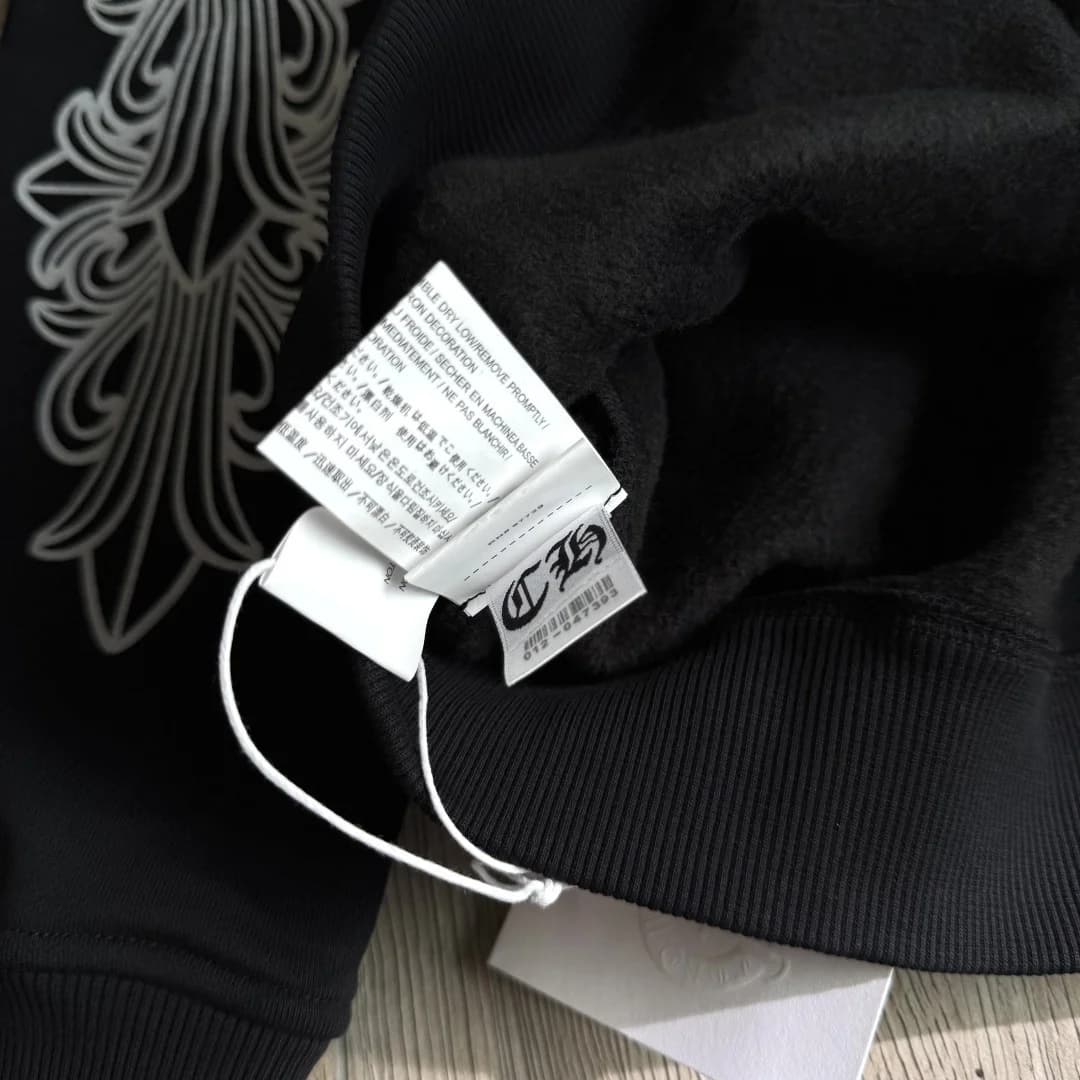 Ярлык с рекомендациями по уходу на черном зип-худи Chrome Hearts