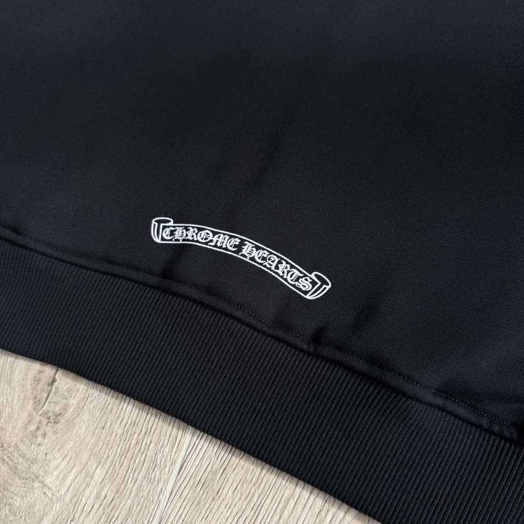 Принт с логотипом Chrome Hearts на нижней кромке сзади