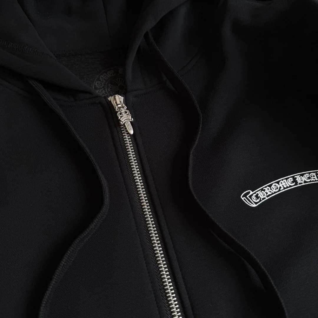Молния и вышивка на груди черного зип-худи Chrome Hearts