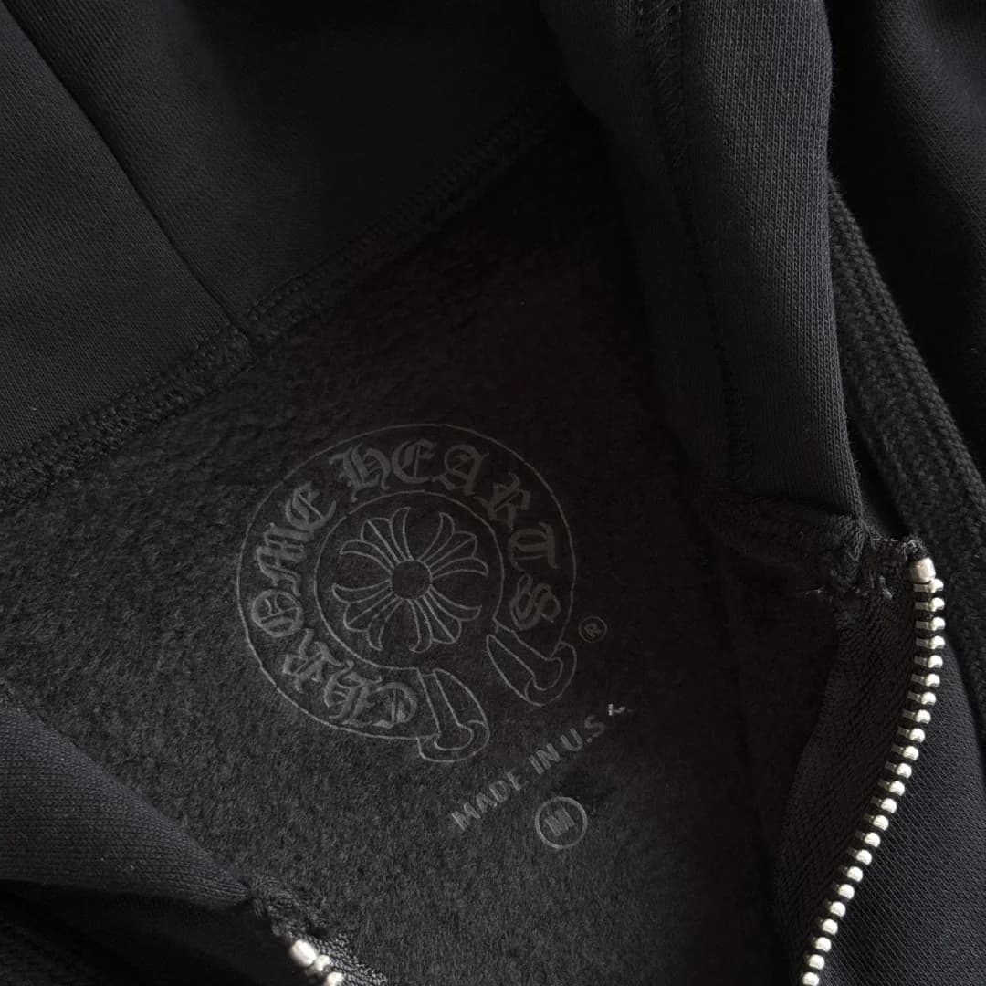 Внутренний принт на горловине черного зип-худи Chrome Hearts