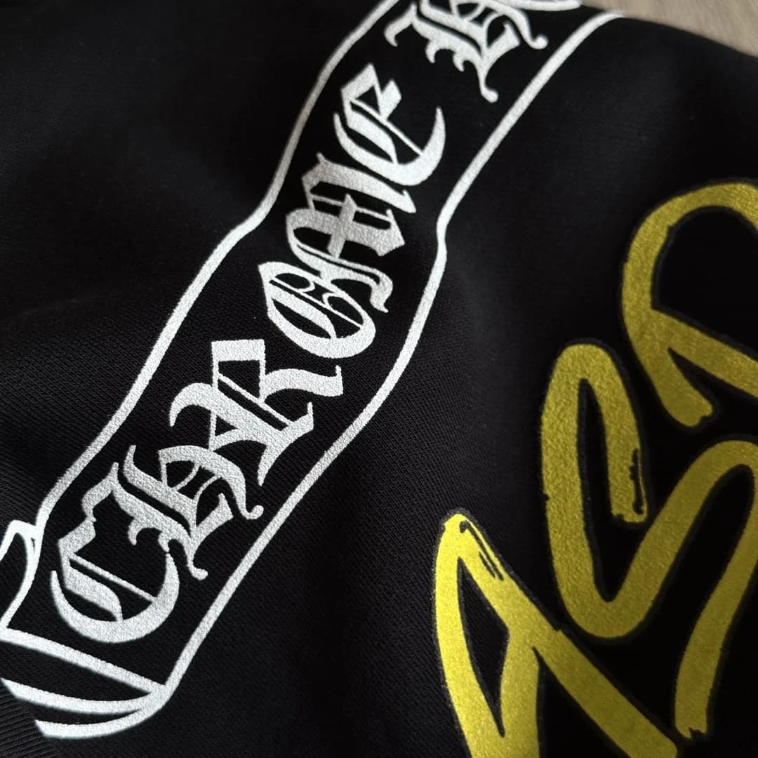 Деталь принта на спине черного зип-худи Chrome Hearts