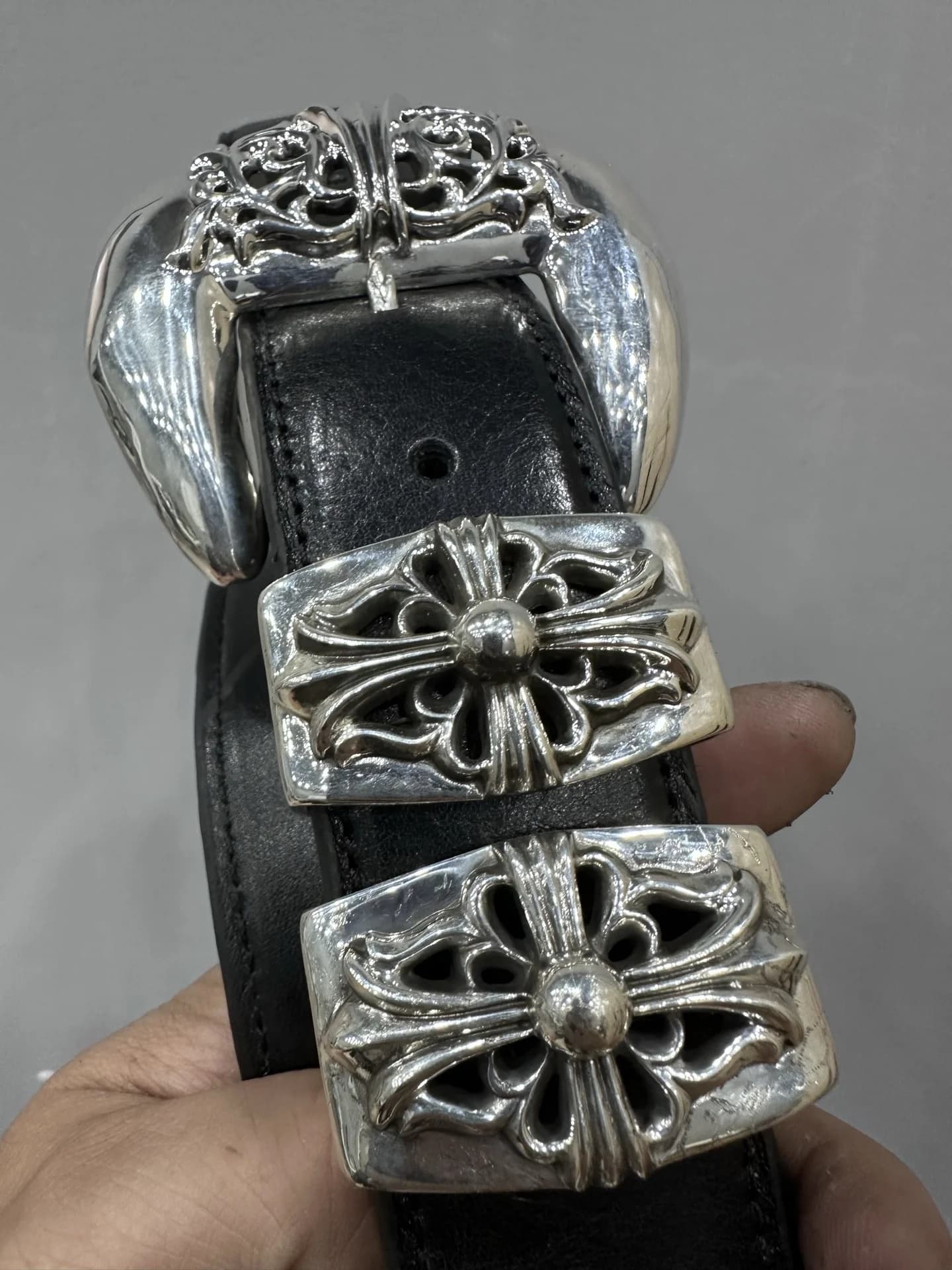 Декоративные шлевки и пряжка из серебра 925 пробы на черном кожаном ремне Chrome Hearts