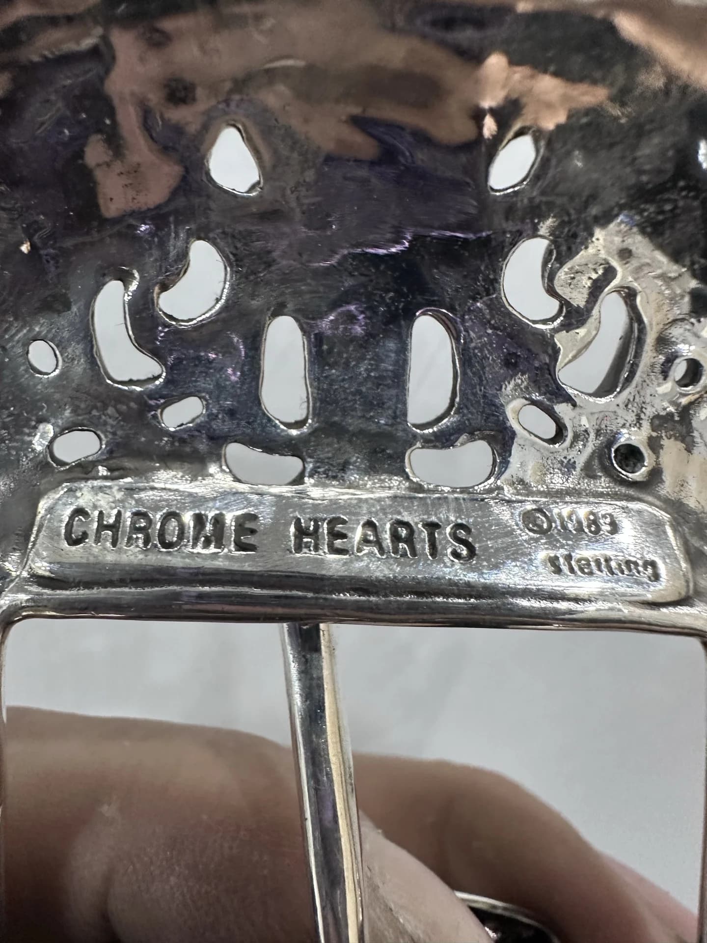 Фирменная гравировка бренда Chrome Hearts и клеймо Sterling на обороте пряжки