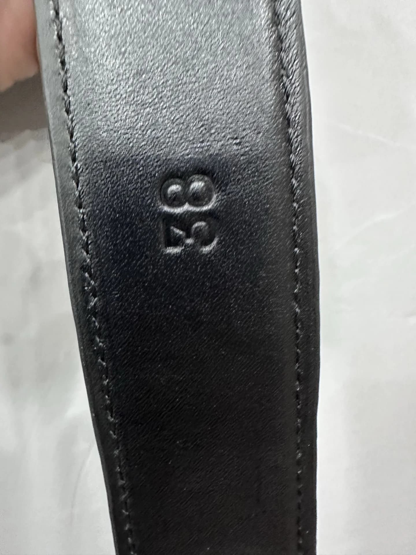 Тиснение размера 38 на внутренней стороне черного кожаного ремня Chrome Hearts