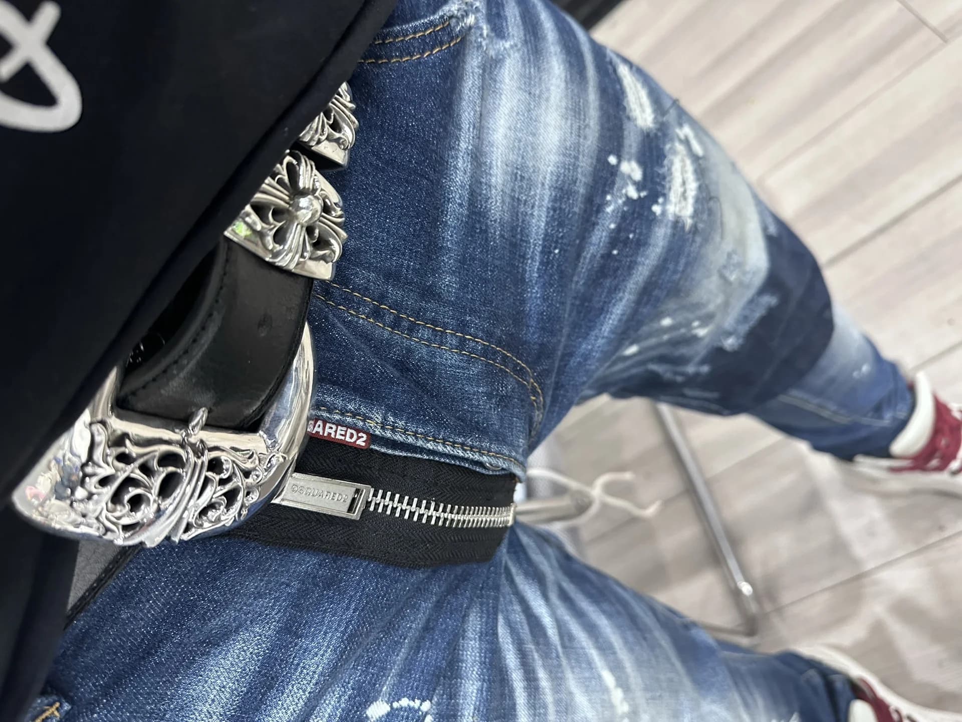 Ремень Chrome Hearts Fleur-de-lis 4 Piece в образе с джинсами, вид сбоку
