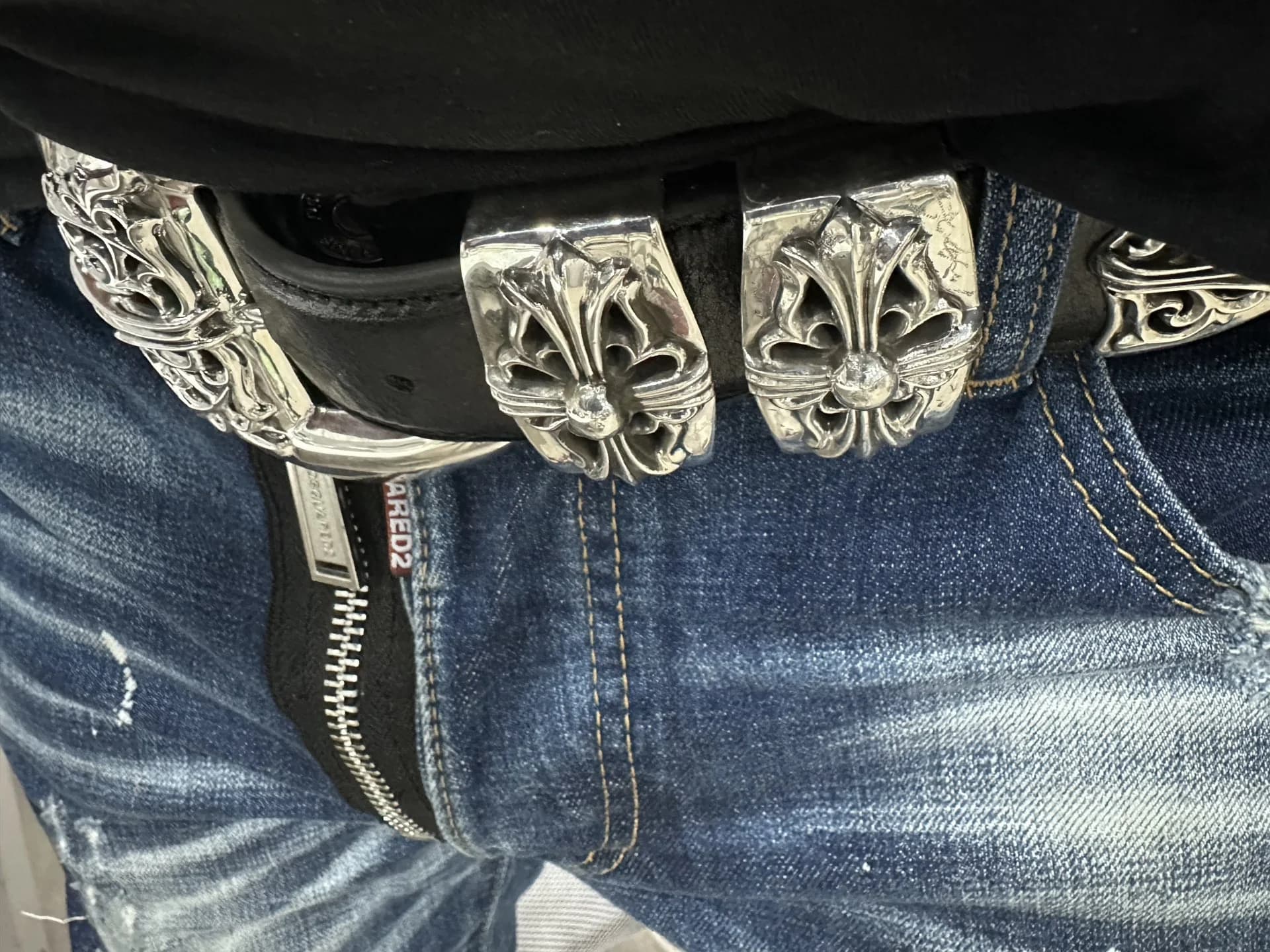 Черный ремень Chrome Hearts с массивной серебряной фурнитурой на джинсах
