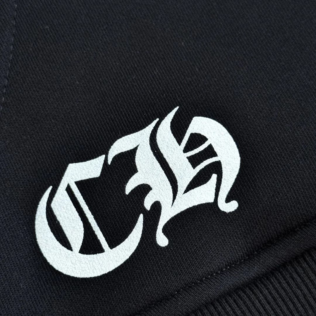 Белая вышивка CH на кармане зип-худи Chrome Hearts