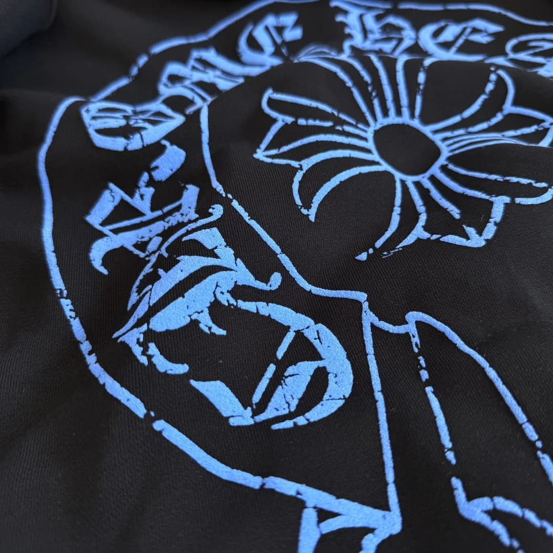 Эффект кракелюра на синем принте Chrome Hearts