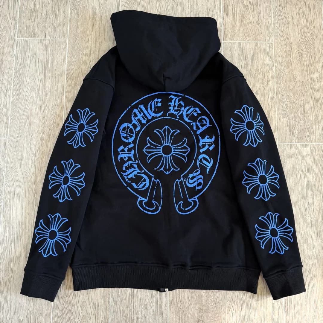 Черное зип-худи Chrome Hearts, вид сзади с синим принтом подковы