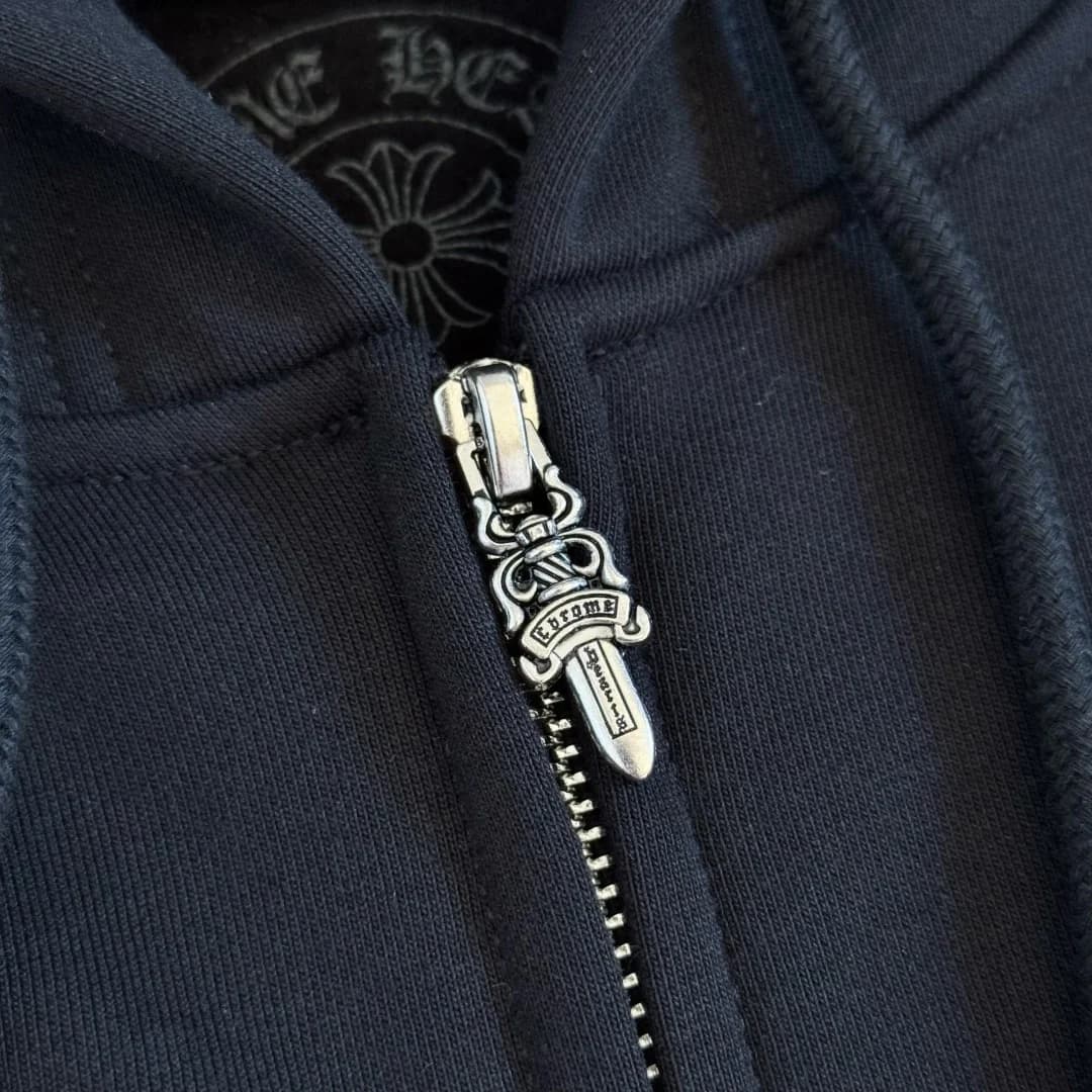 Металлическая молния с пуллером-кинжалом на худи Chrome Hearts