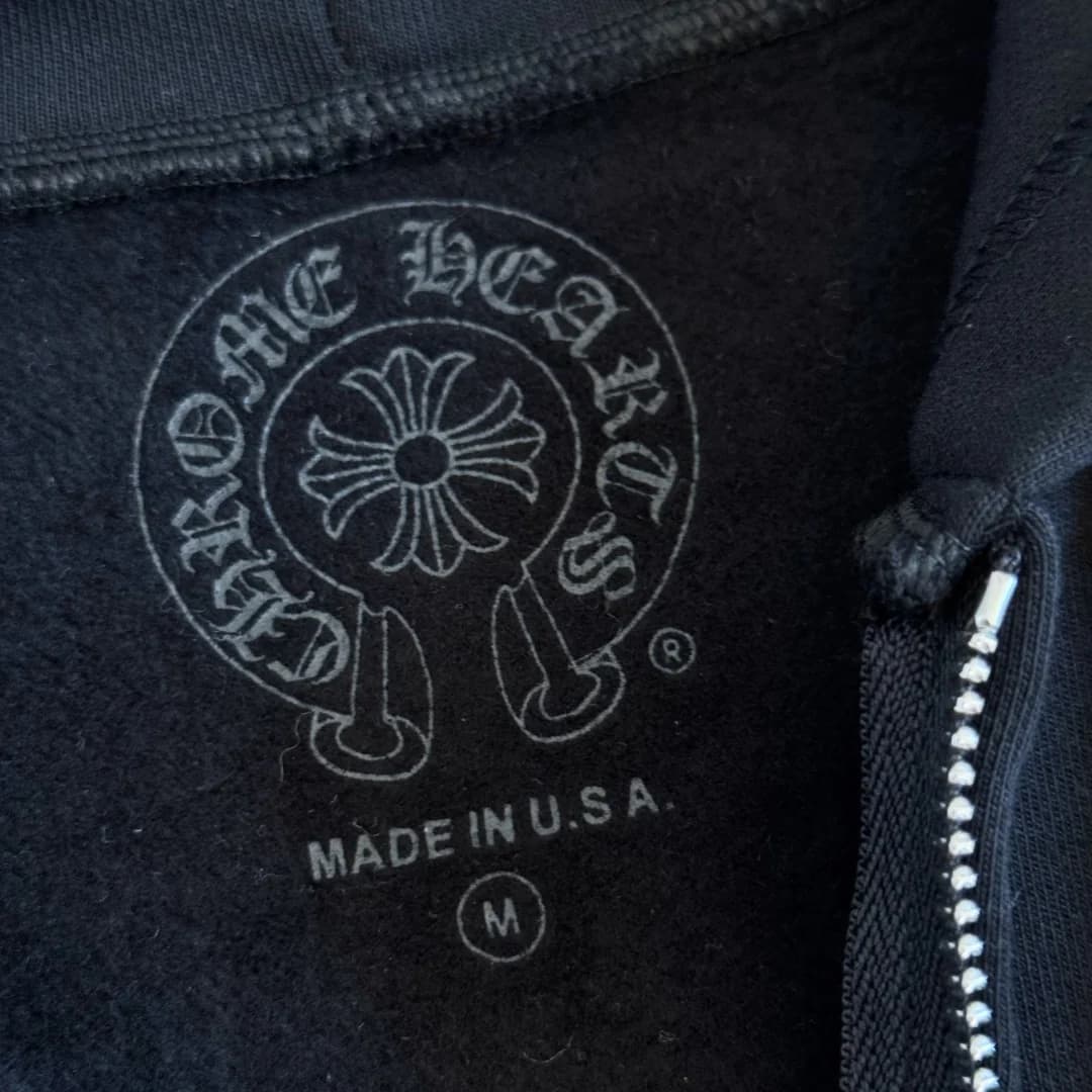 Внутренний ярлык с размером M на худи Chrome Hearts