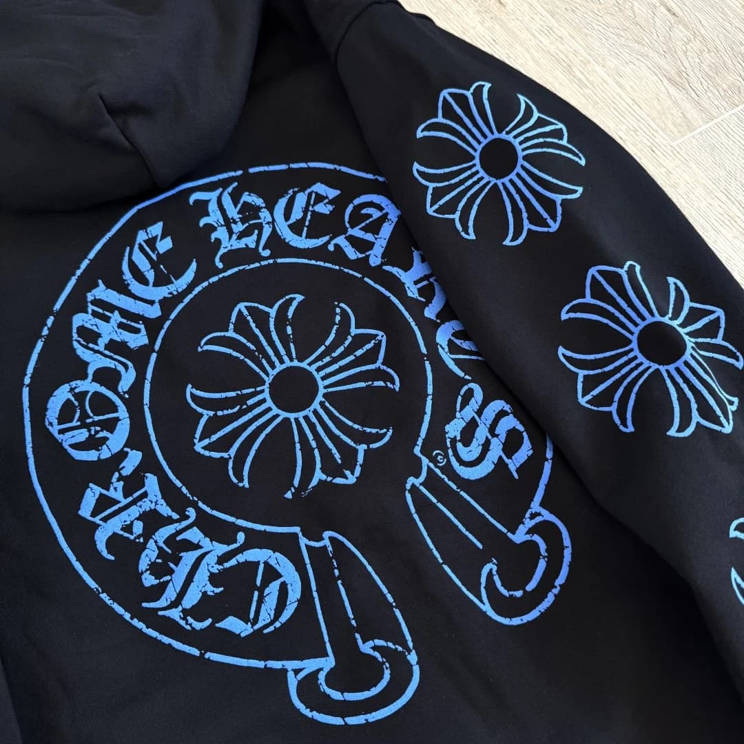 Крупный план синего принта с подковой на спине худи Chrome Hearts