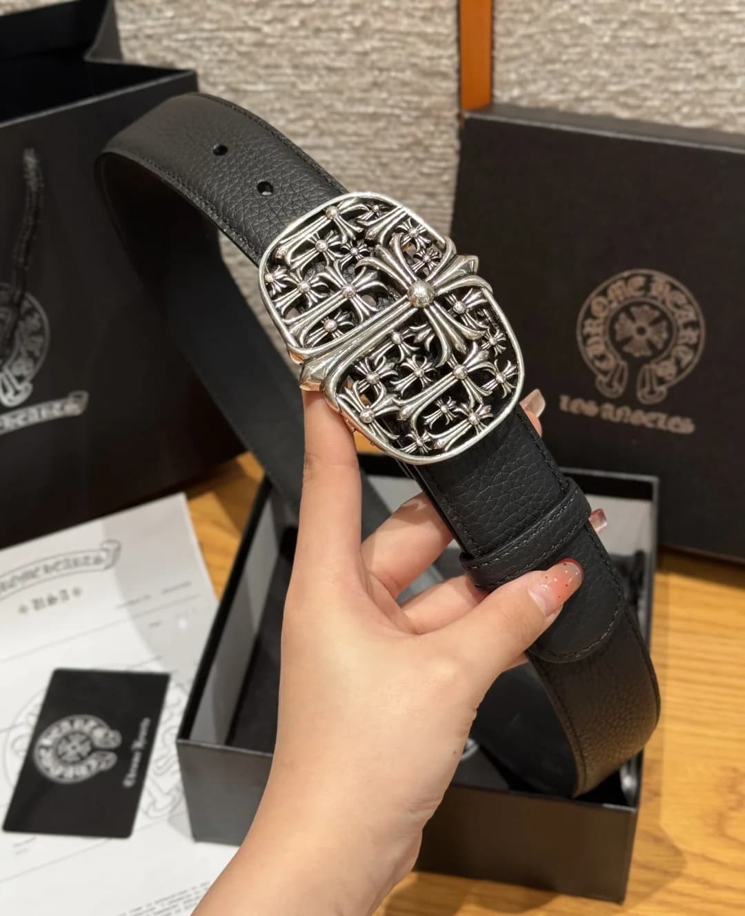 Ремень Chrome Hearts с готической ажурной пряжкой на фоне упаковки