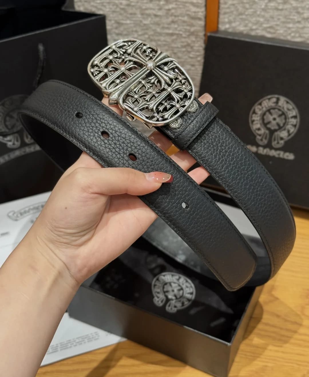 Кожаный ремень Chrome Hearts, вид на фактуру полотна и пряжку