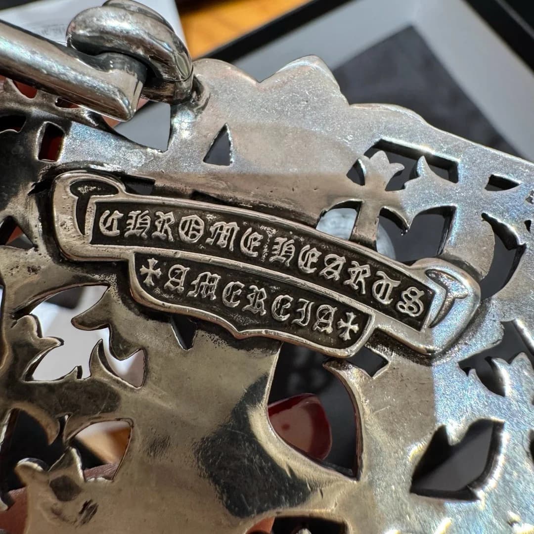 Гравировка бренда Chrome Hearts на обратной стороне металлической пряжки