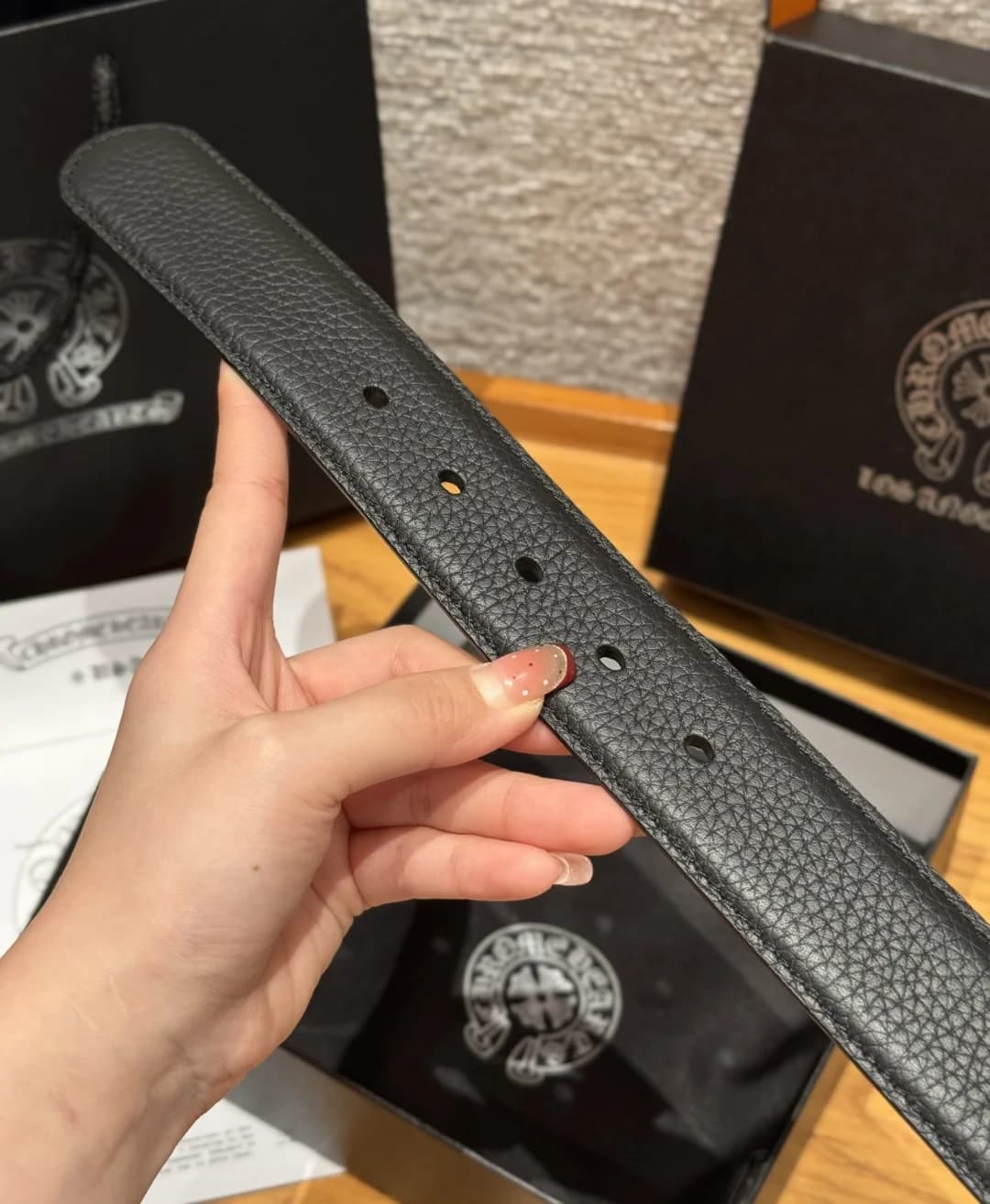 Конец кожаного ремня Chrome Hearts с отверстиями для фиксации пряжки