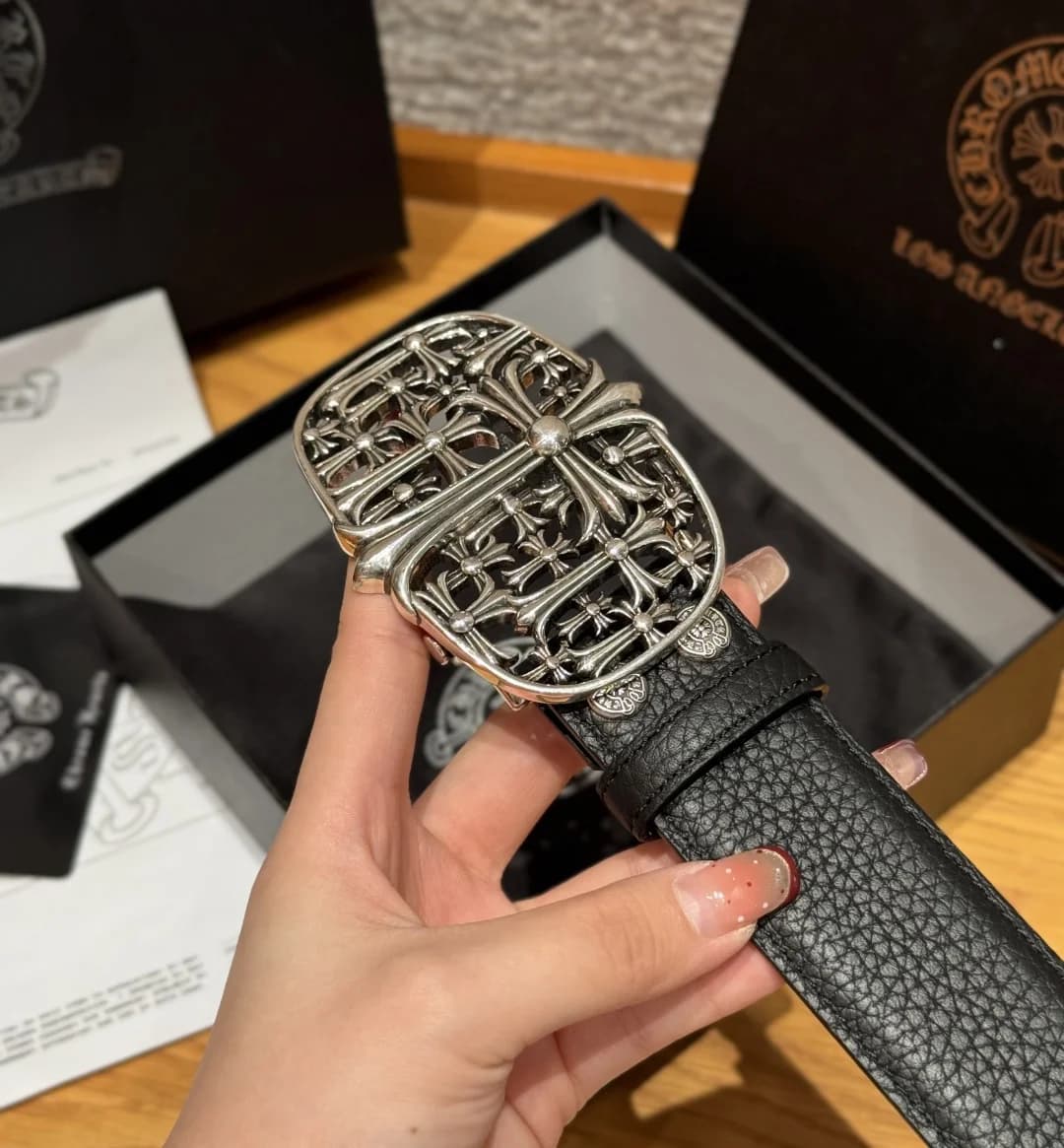 Серебристая металлическая пряжка ремня Chrome Hearts с крестовым орнаментом крупным планом