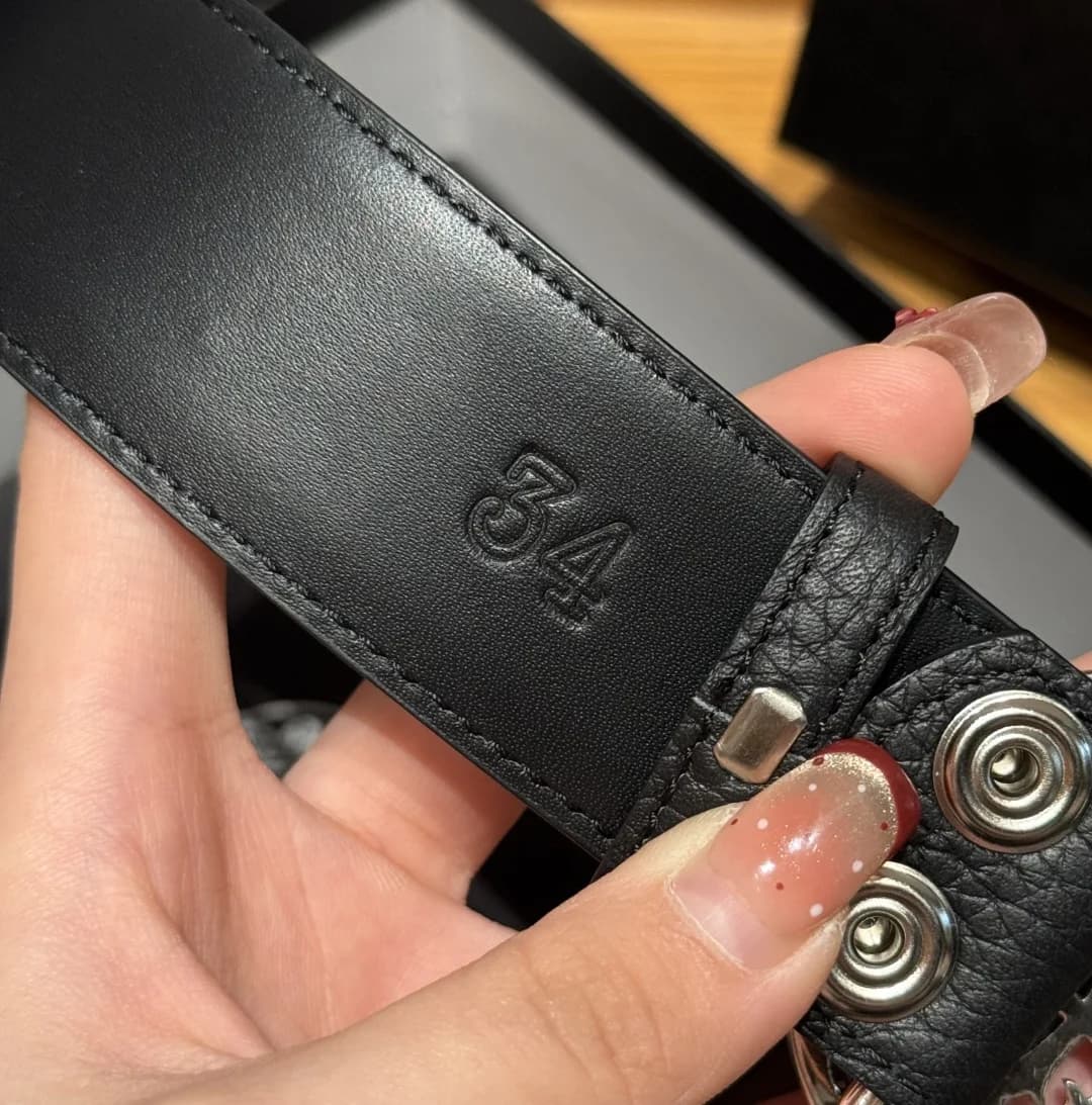 Обратная сторона ремня Chrome Hearts с тиснением размера и кнопками крепления