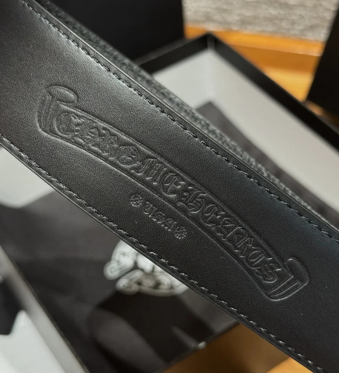 Фирменное тиснение готического логотипа Chrome Hearts на внутренней стороне ремня